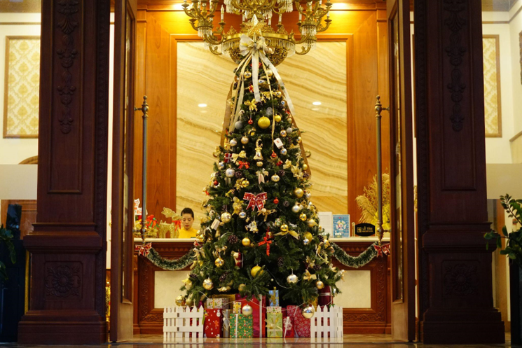 Celebrate Christmas in July with Full Artificial Trees